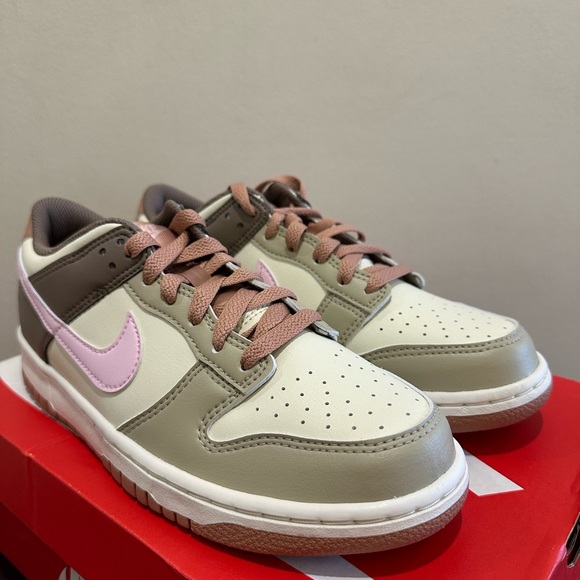 Sz 7Y/8.5 Women Nike Dunk Low GS Desert Khaki/Pink Foam Sneakers FB9109 201 - Picture 3 of 7